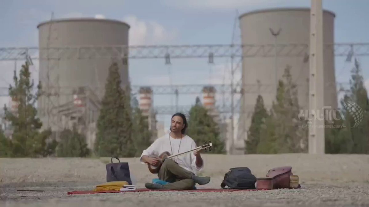 İranlı sanatçıdan santral önünde müzikli eylem