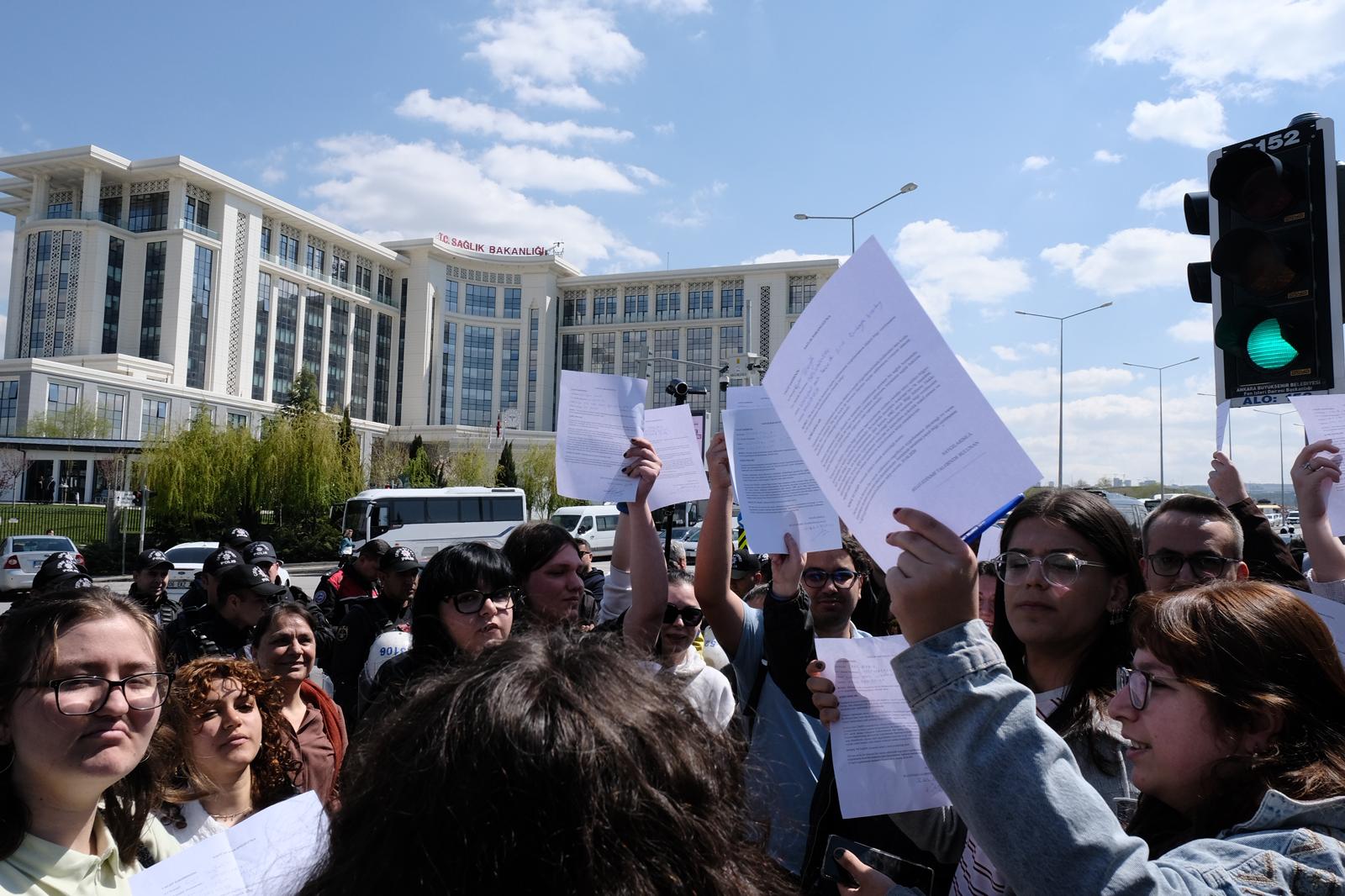 Transların hormona erişim hakkı için bakanlık önündeki eyleme polis engeli