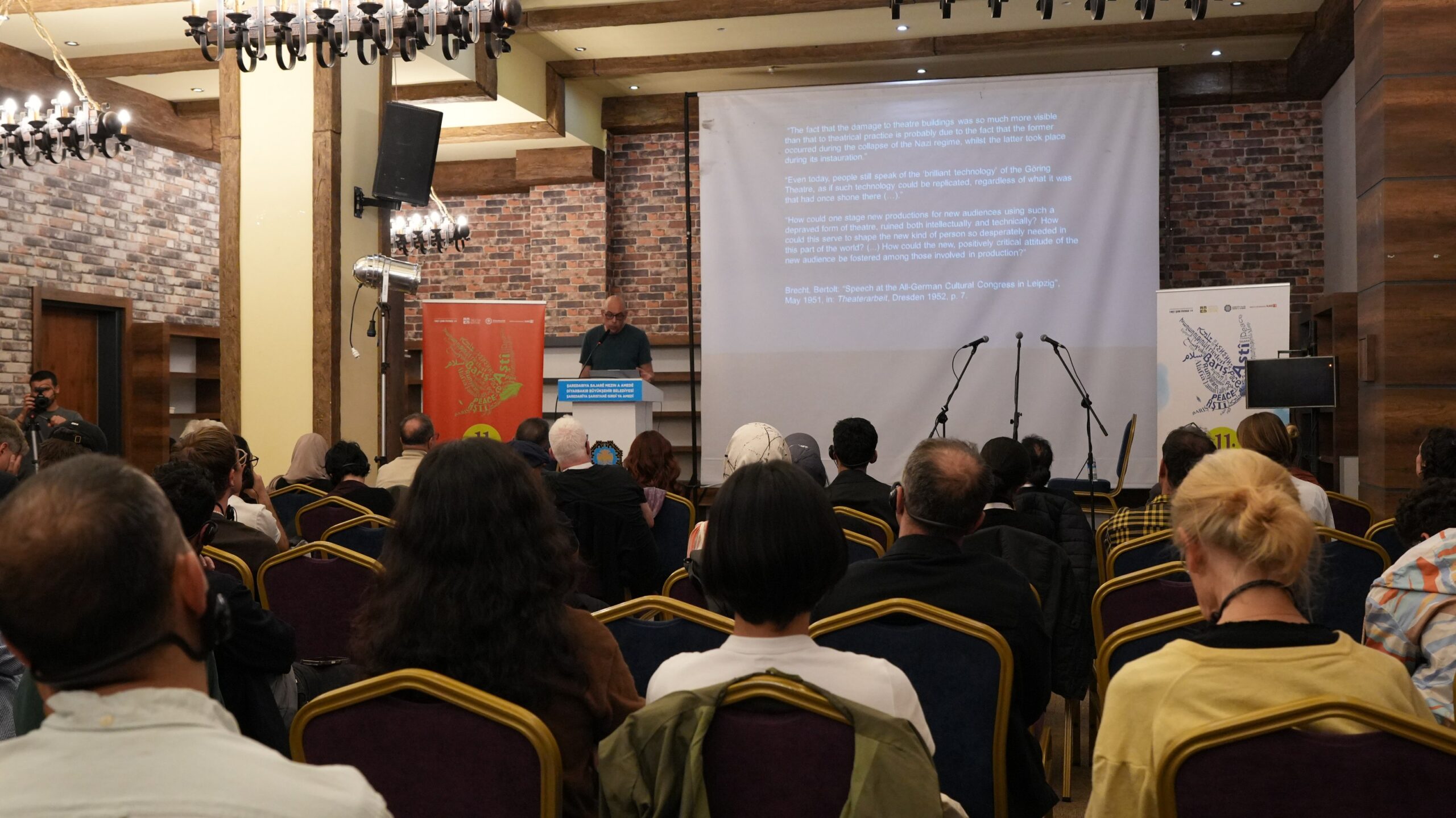 Amed Tiyatro Festivali 6’ncı gününde: Barışın ritmi sahneye yansıdı