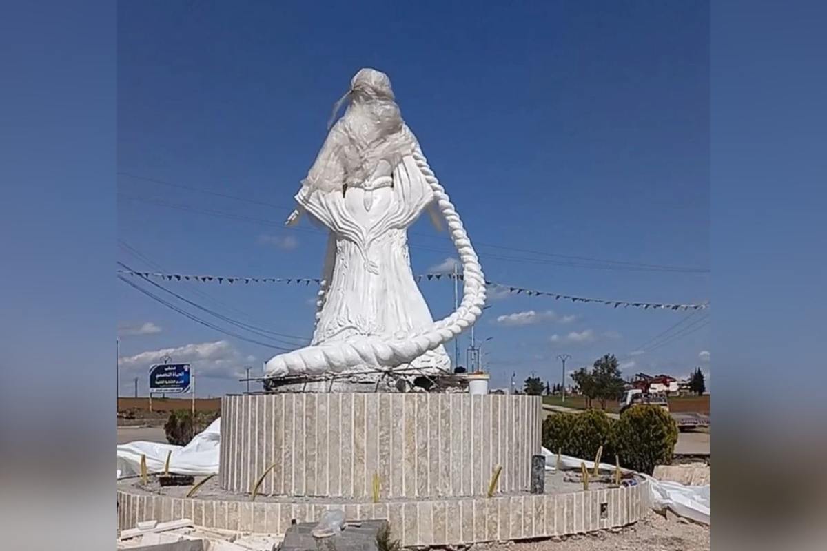 Rojava’da örgülü saçlı kadın heykeli dikiliyor 