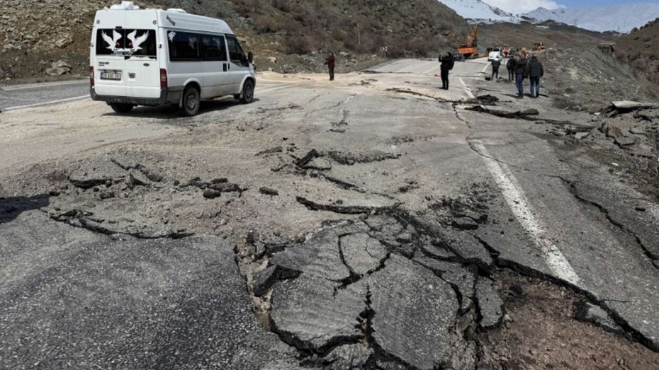Hakkari-Van yolunda heyelan: Ulaşım durma noktasına geldi