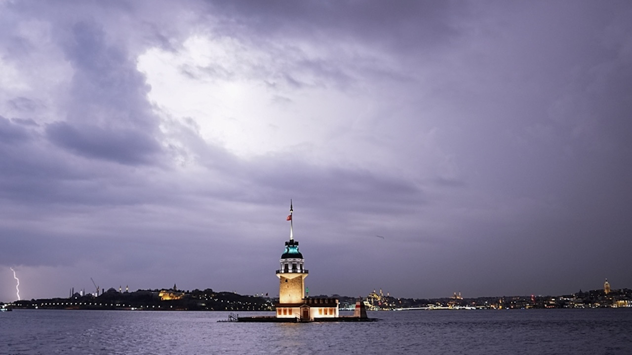 İstanbul Valiliğinden akşam saatleri için yağış uyarısı