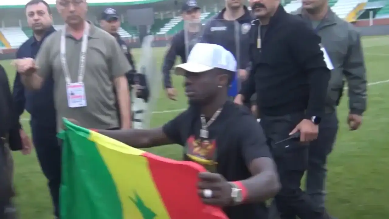 Polis Amedsporlu Diagne’ye müdahale etti: Senegal bayrağı PKK bayrağıyla karıştırıldı