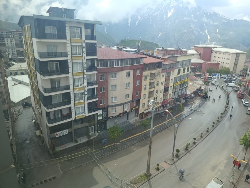 Hakkari’de heyelan: 6 bina tahliye edildi, yurttaşlar geceyi dışarıda geçirdi
