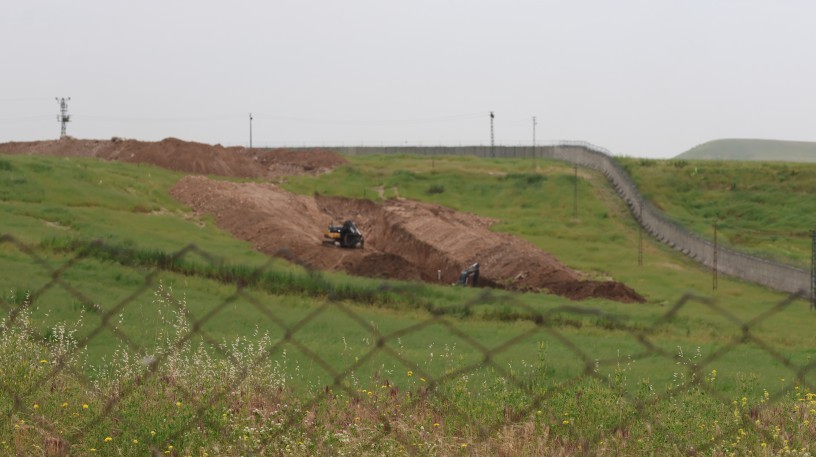 Türkiye, Rojava sınırında hendek kazmaya başladı