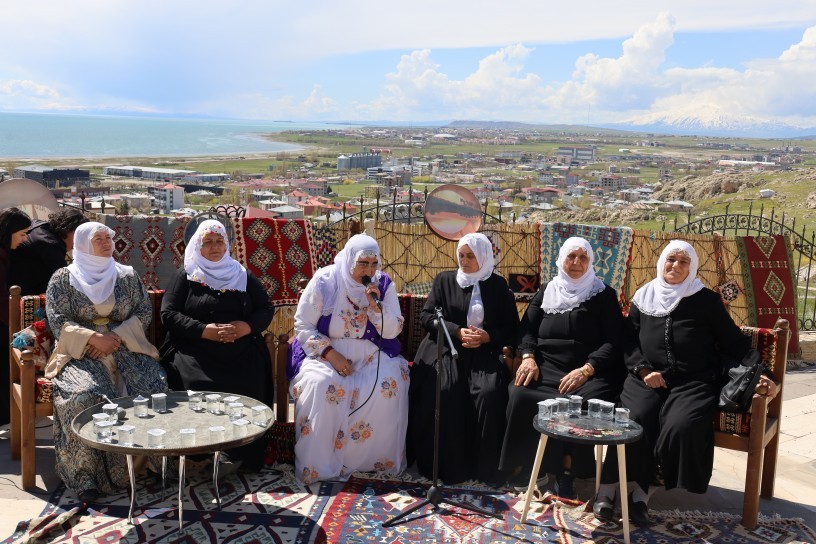 Van’da kadınlardan dengbêj etkinliği