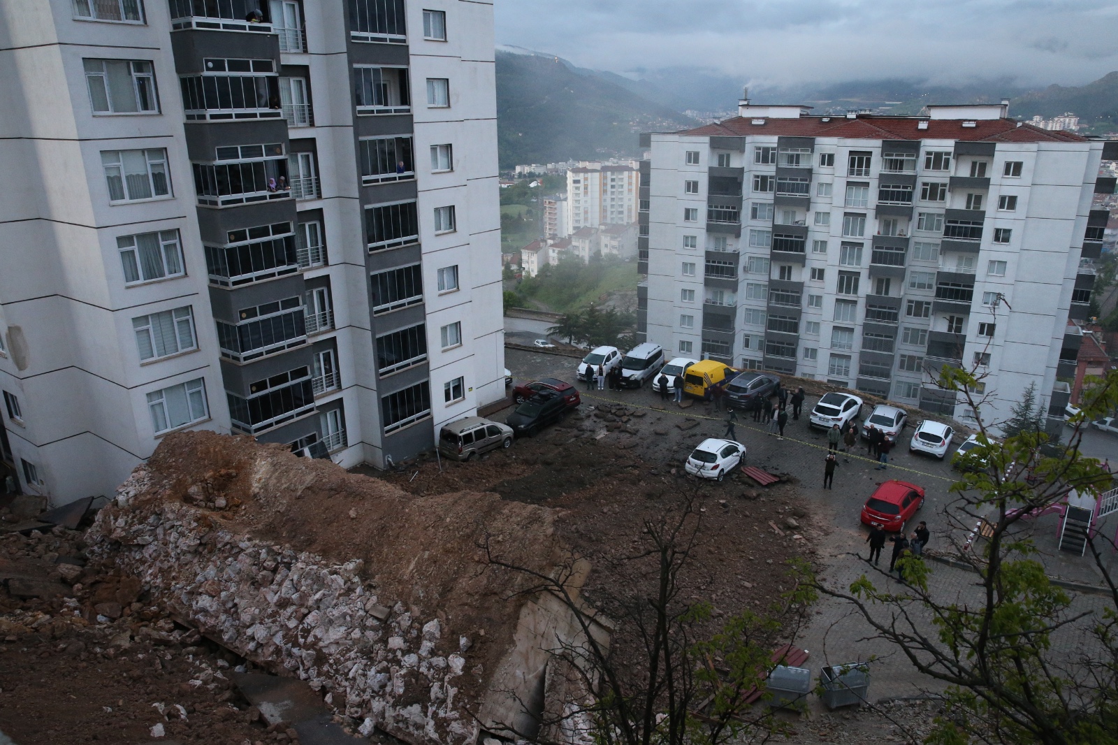 Tokat’ta istinat duvarı çöktü