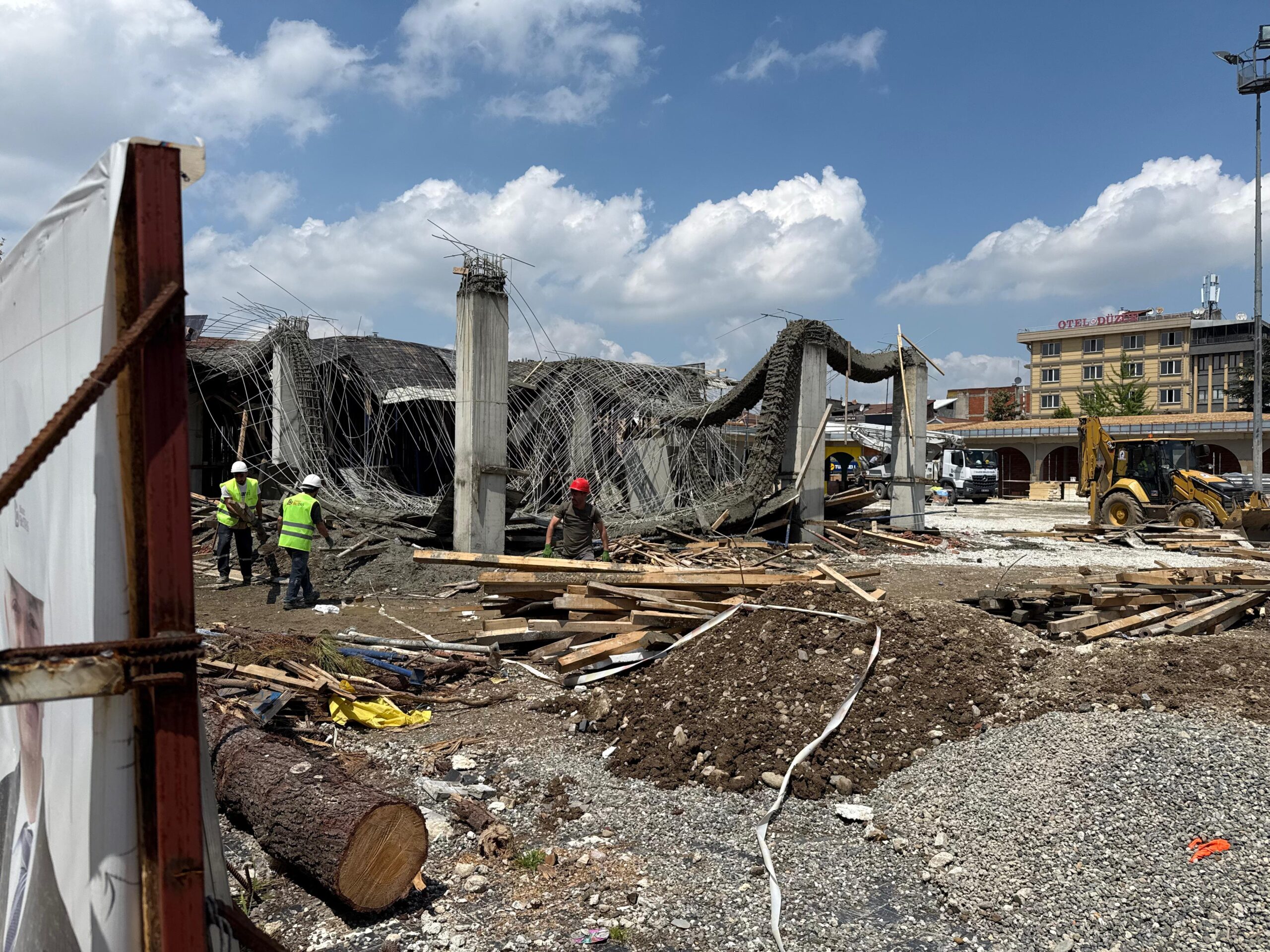Düzce’de iş merkezi inşaatındaki çökme sonucu 1 işçi yaralandı