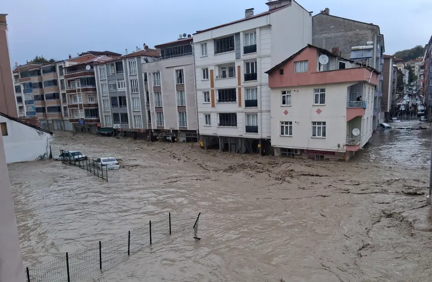 Şiddetli yağış birçok ilde hayatı felç etti: Araçlar sürüklendi, evleri su bastı, dereler taştı