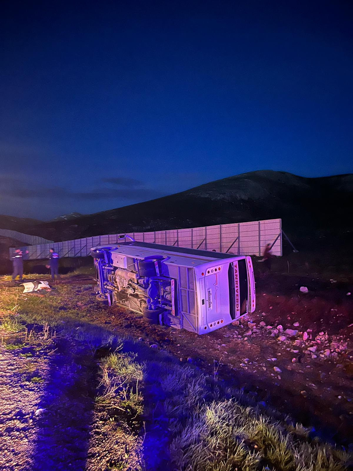 Sivas’ta taraftarları taşıyan midibüs devrildi: 25 yaralı