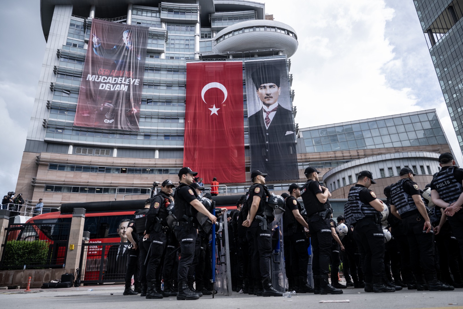 Polis CHP Genel Merkezi’ne girdi: Biber gazlı müdahale