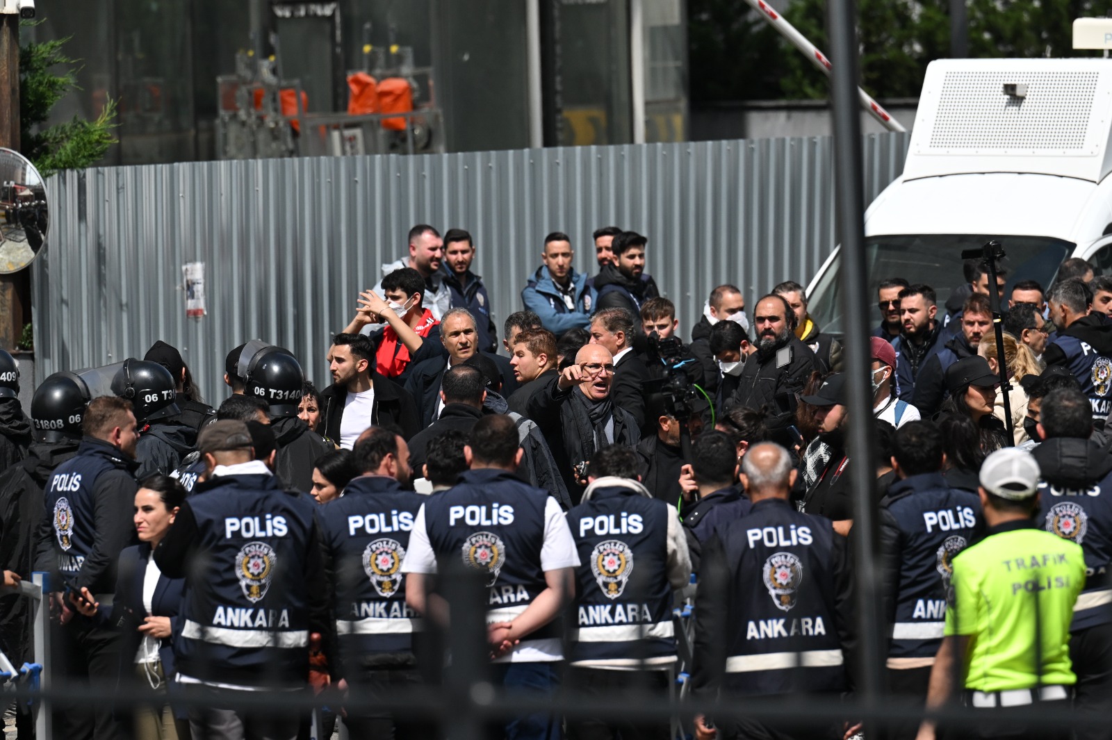 CHP Genel Merkezi’ne polis müdahalesi: MHP’li Feti Yıldız’dan ‘yetki karmaşası’ açıklaması