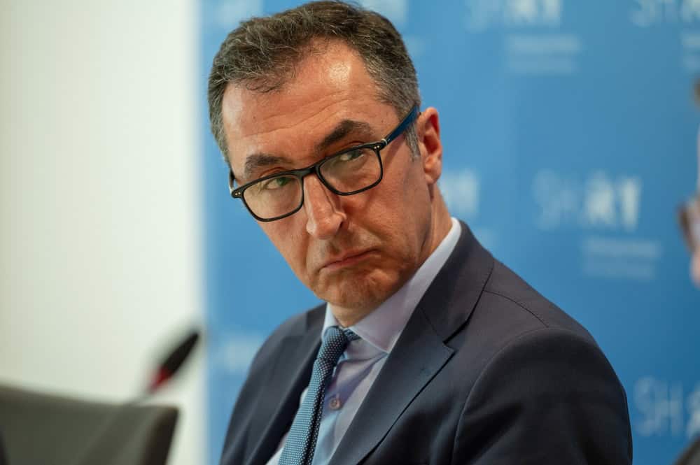 Almanya’da ilk: Türkiye kökenli Cem Özdemir başbakan oldu