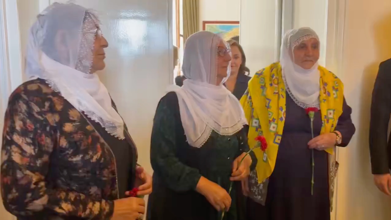 Barış Anneleri’nden AK Parti’ye Anneler Günü ziyareti