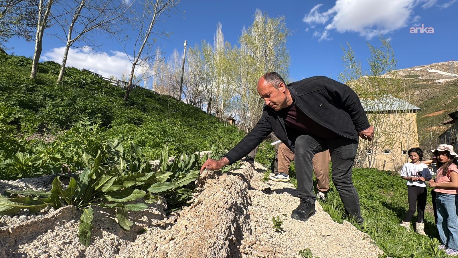 Hakkari’de 3 yıl önce yapılan kanal kullanılamaz hale geldi, köylü ‘susuz kaldı’