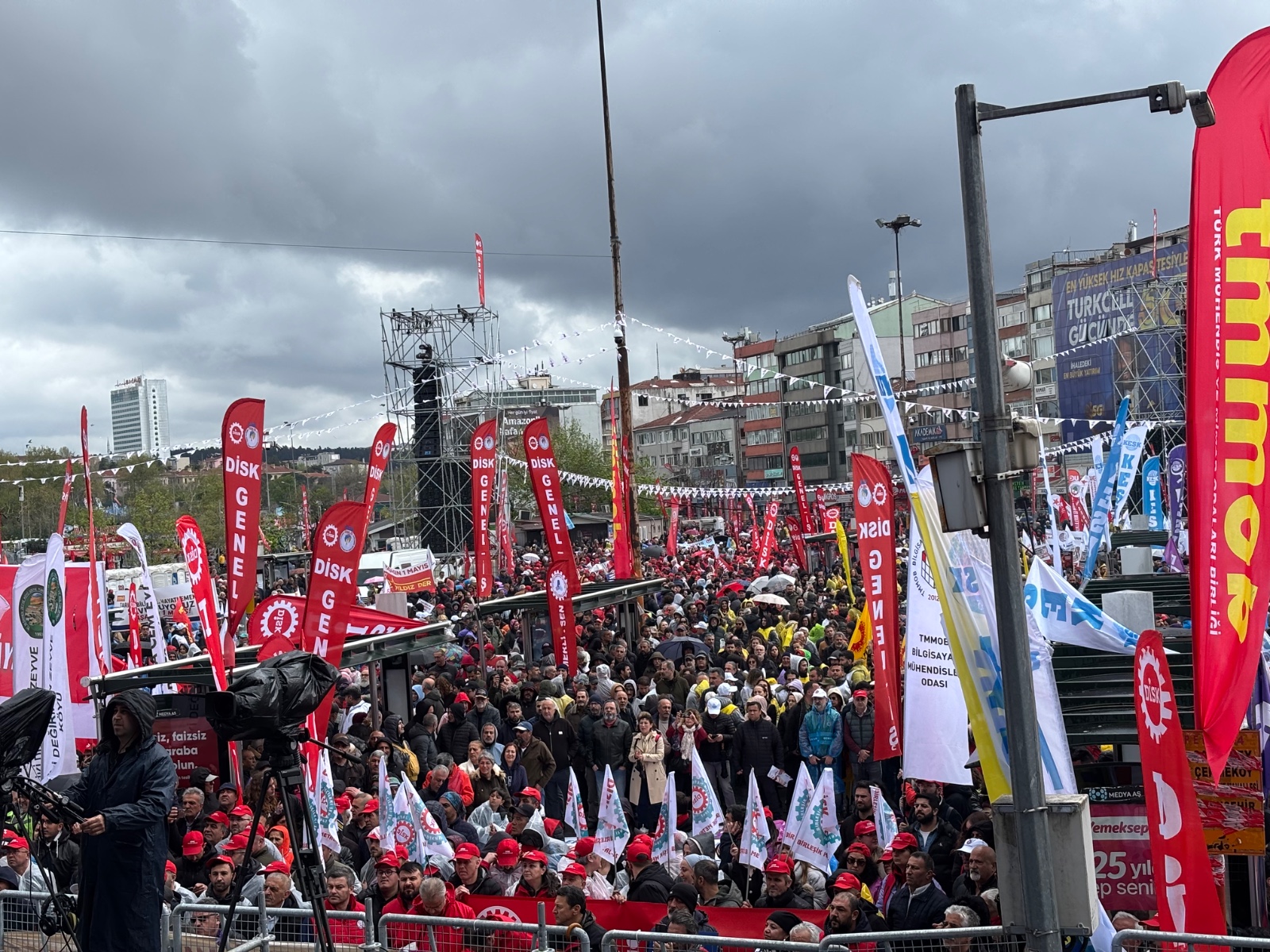 Kadıköy’de 1 Mayıs | Tuncer Bakırhan: İşçiler ve emekçiler demokrasinin en büyük gücüdür