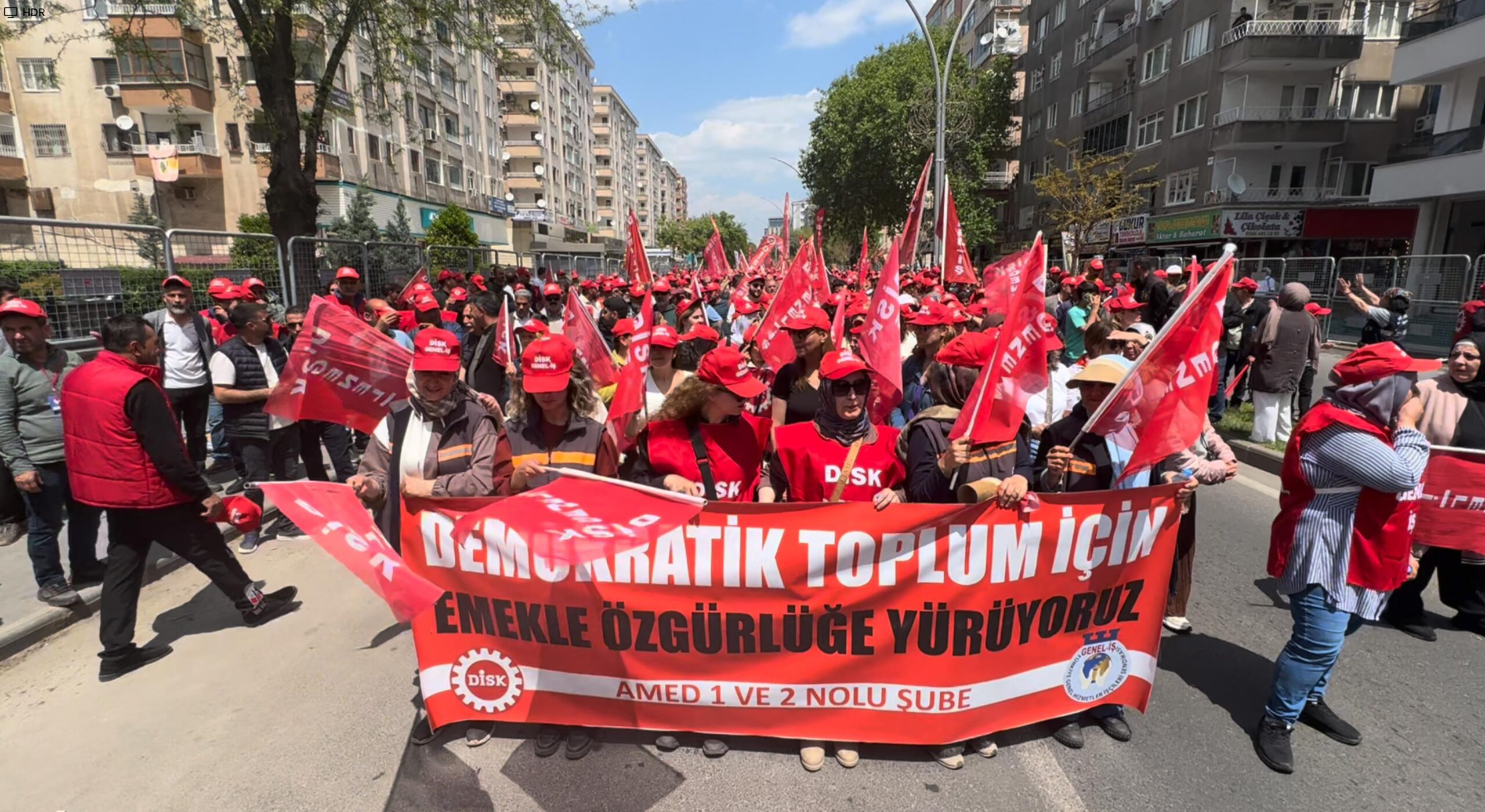 Diyarbakır’da 1 mayıs mitingi: ‘Demokratik toplum için emekle özgürlüğe’