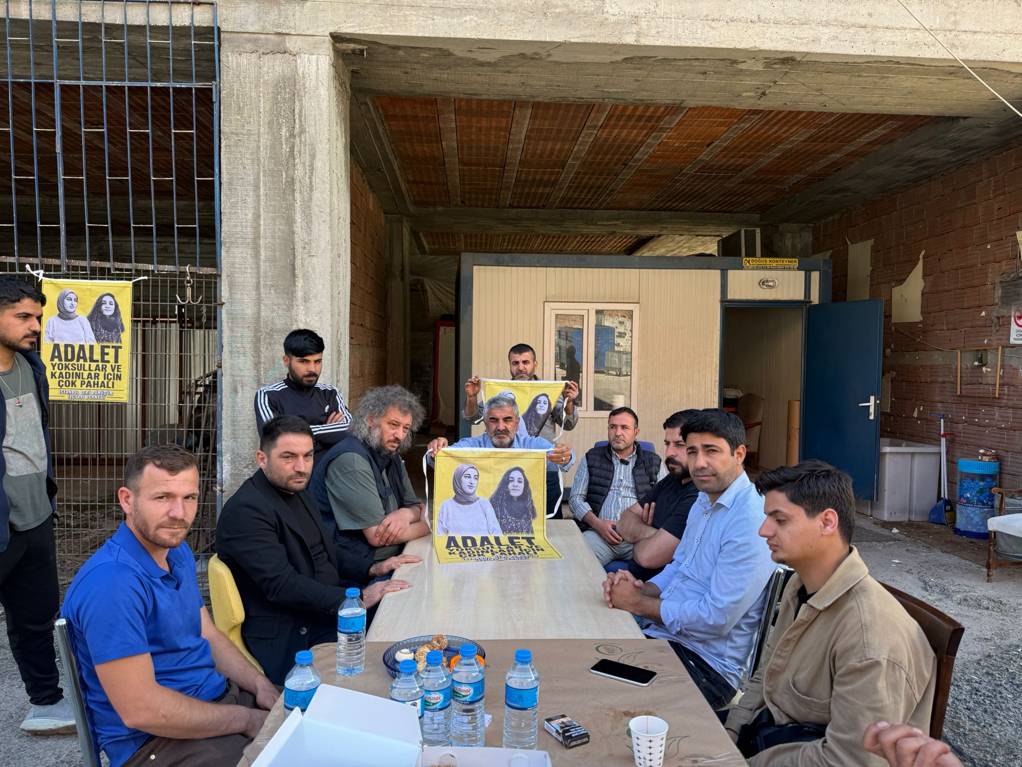 Rojin Kabaiş’in babası geri dönüşüm işçilerini ziyaret etti
