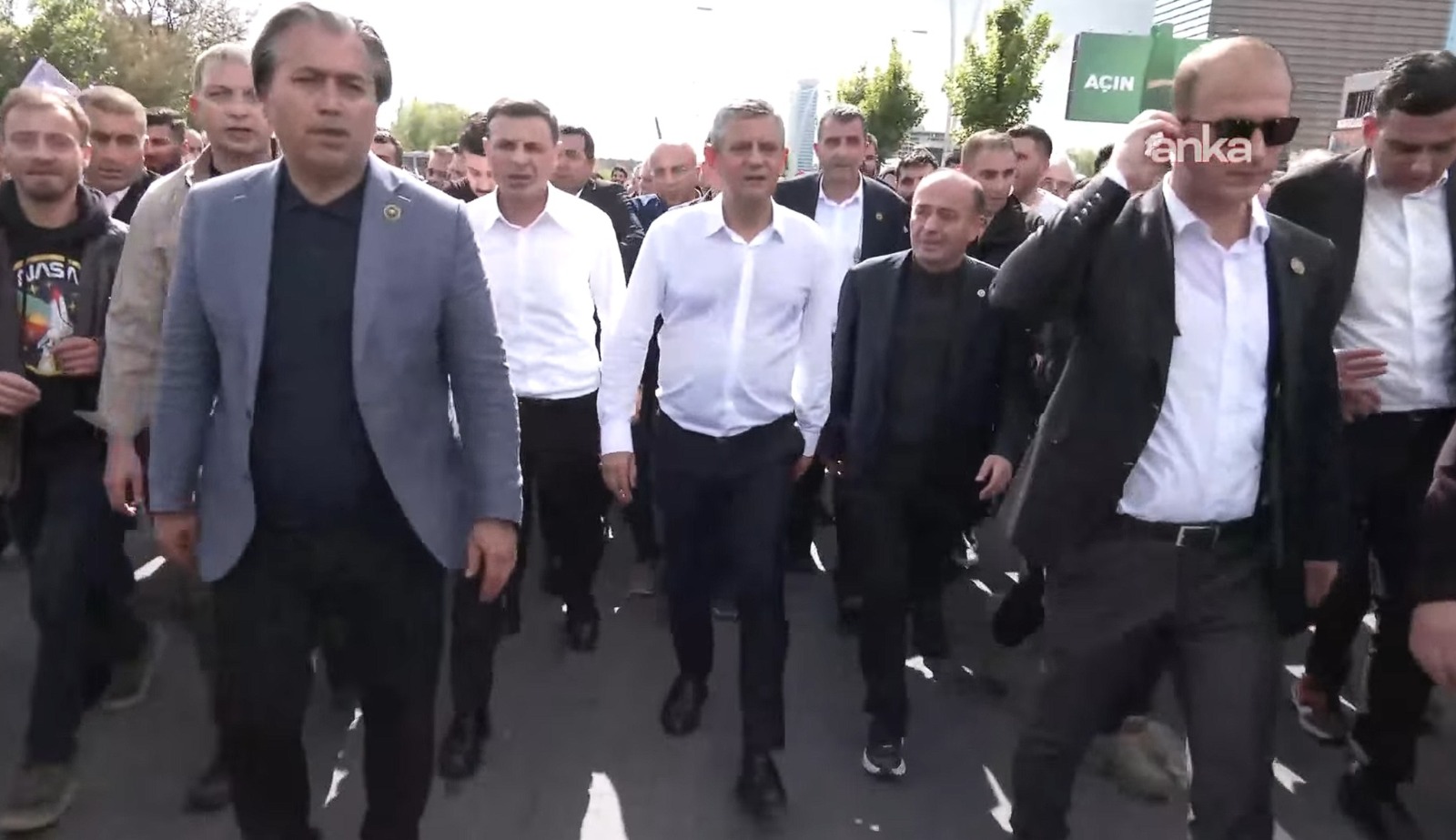 Özgür Özel ve beraberindekiler Meclis’e yürüyor