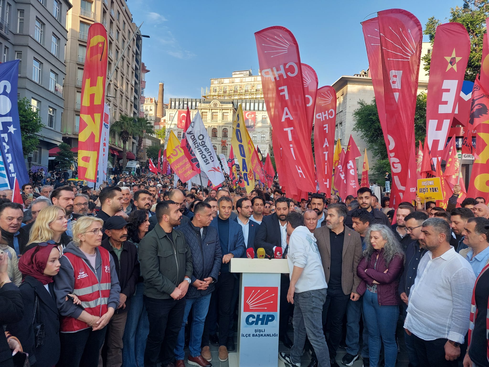 İstanbul üç bölgede eş zamanlı protestolar başladı