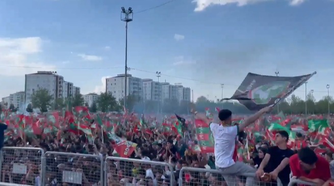 Diyarbakır’a Mayıs ayında Newroz’u getirdiler: Yüz binler Amedspor için meydanda