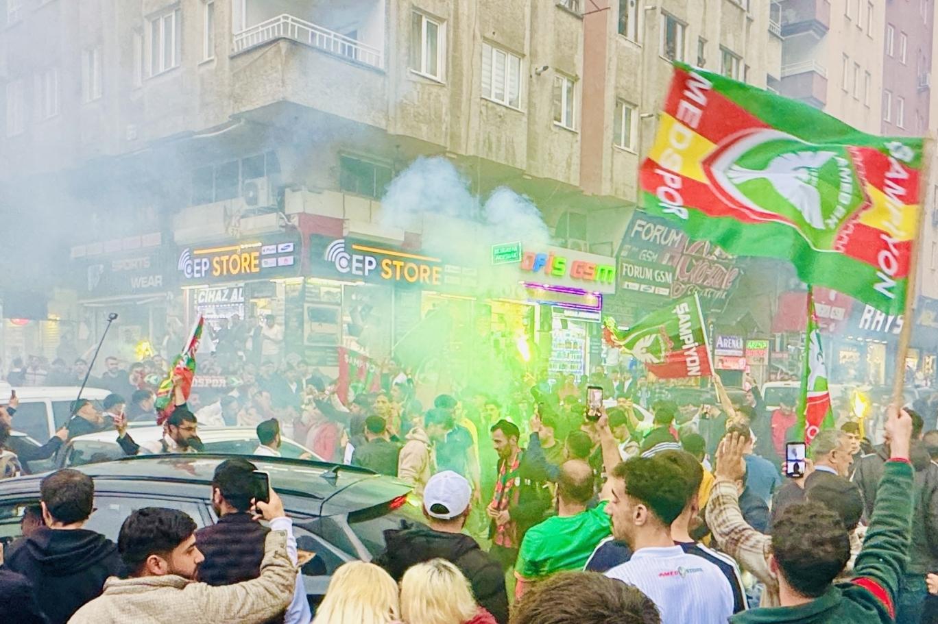Amedspor Süper Lig’de: Diyarbakır ve diğer kentlerde kutlamalar başladı