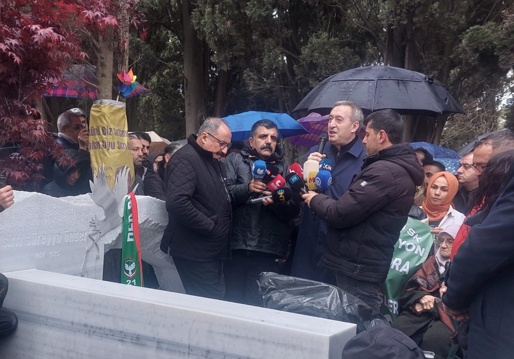 Sırrı Süreyya Önder, ölümünün birinci yıl dönümünde mezarı başında anıldı