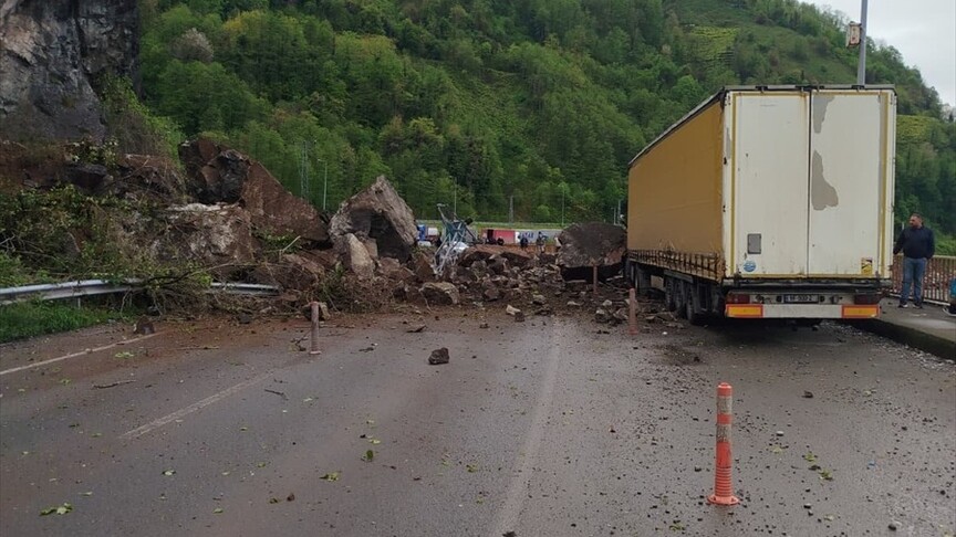 Arhavi-Hopa-Sarp Devlet Yolu heyelan nedeniyle ulaşıma kapandı