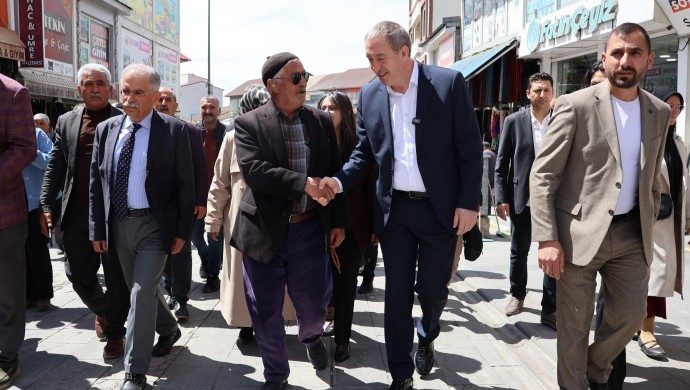 Tuncer Bakırhan Ağrı’da yurttaşlarla buluştu: ‘Partinize de, barışa da inanın’