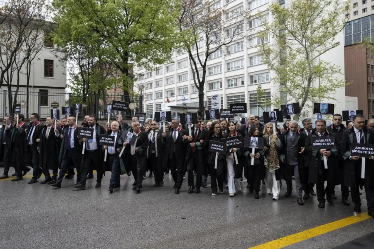 Baro başkanları avukatlara şiddete karşı Meclis’e yürüdü: ‘Avukata yönelik şiddetin normalleşmesine izin vermeyeceğiz’