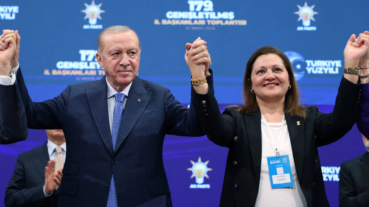 Burcu Köksal AK Parti’ye katıldı: Rozetini Cumhurbaşkanı Erdoğan taktı