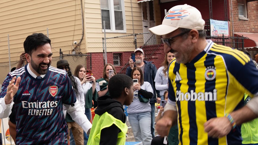 Chobani CEO’su Hamdi Ulukaya, New York Belediye Başkanı Zohran Mamdani ile futbol oynadı