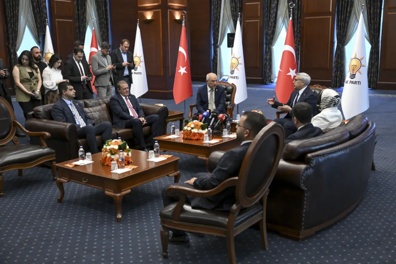 CHP’de iki ayrı bayramlaşma trafiği: Meclis’te Özel, Genel Merkez’de Kılıçdaroğlu heyetleri
