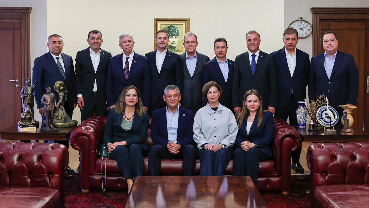 CHP’li büyükşehir belediye başkanlarından Özel’e destek ve kurultay çağrısı
