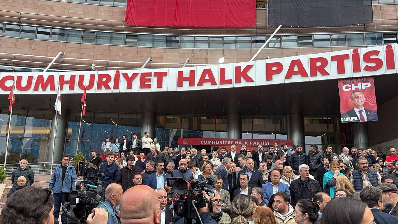 CHP Genel Merkezi’nde gerginlik: ‘Bugün her iki taraftan iki kişinin görüşmesi planlanıyordu’