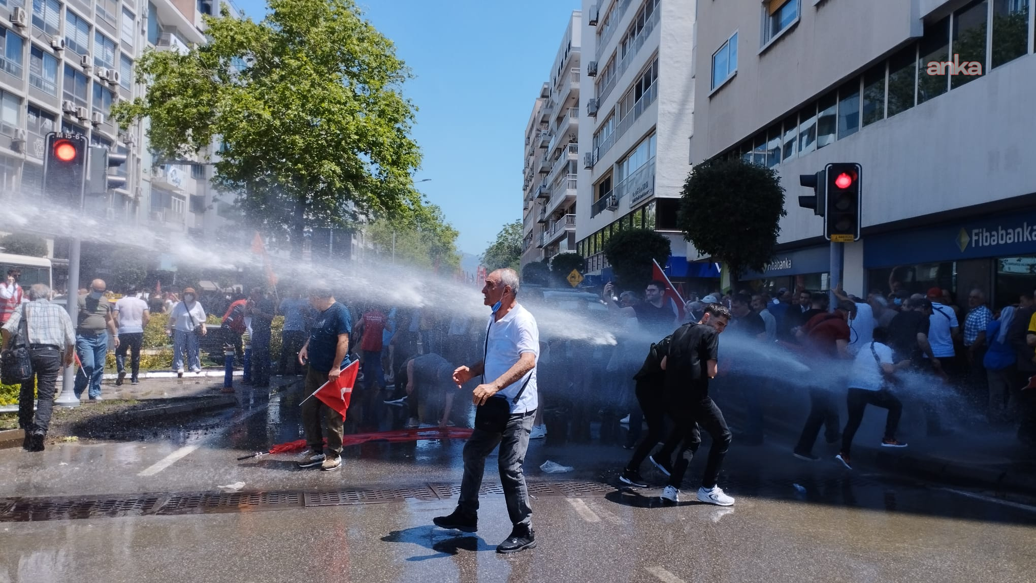 İzmir’de polis, Özgür Özel’in miting yapacağı alanda toplanan yurttaşlara TOMA’larla müdahale etti
