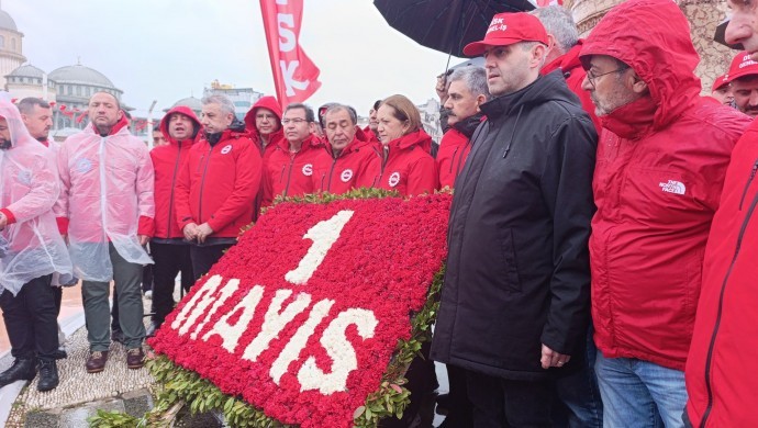 DİSK Taksim Meydanı’na çelenk bıraktı: Taksim işçi sınıfının hafızasıdır