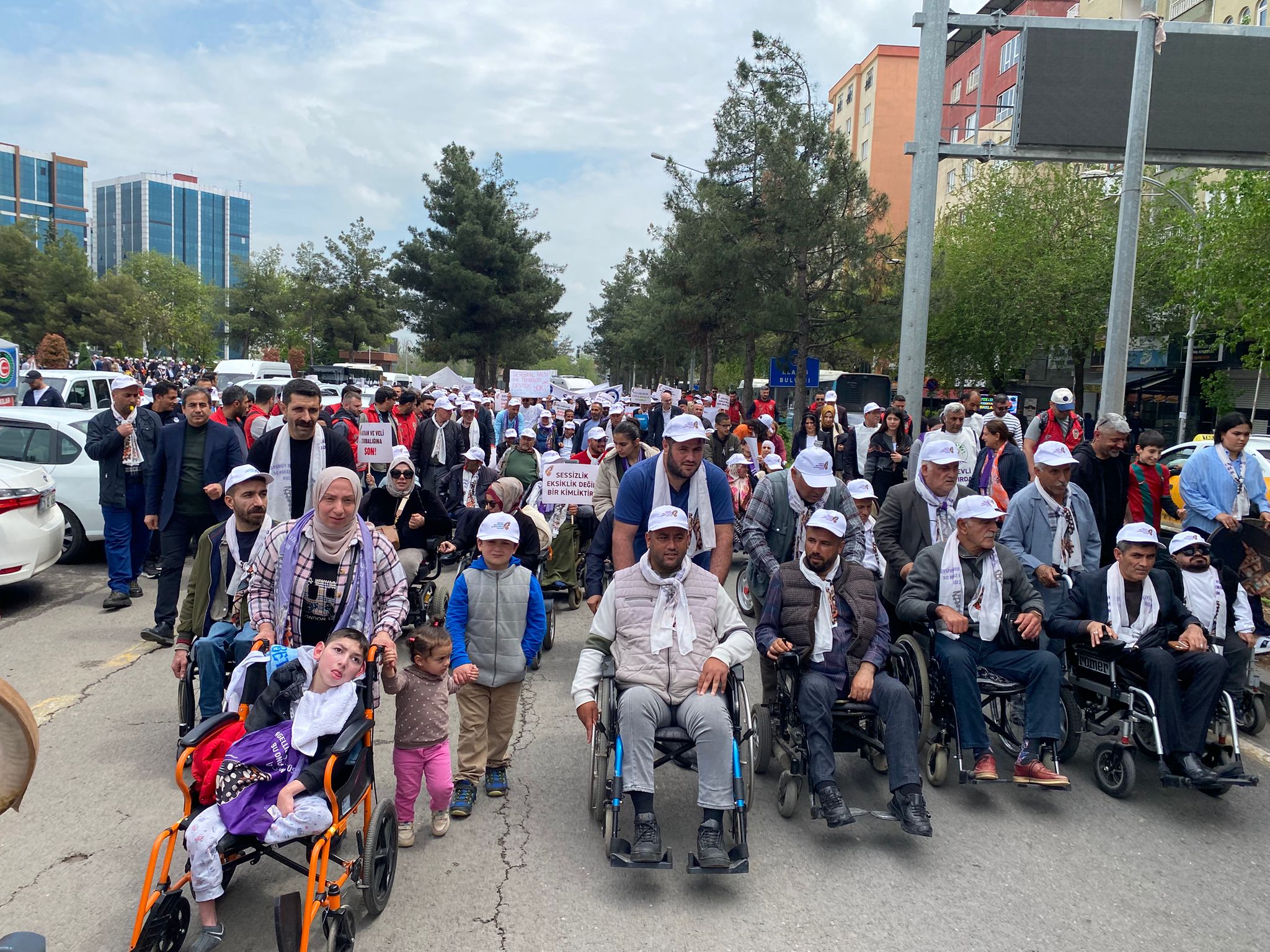 Diyarbakır’da engelli yurttaşlardan yürüyüş: ‘Onurlu bir yaşam herkesin hakkıdır’