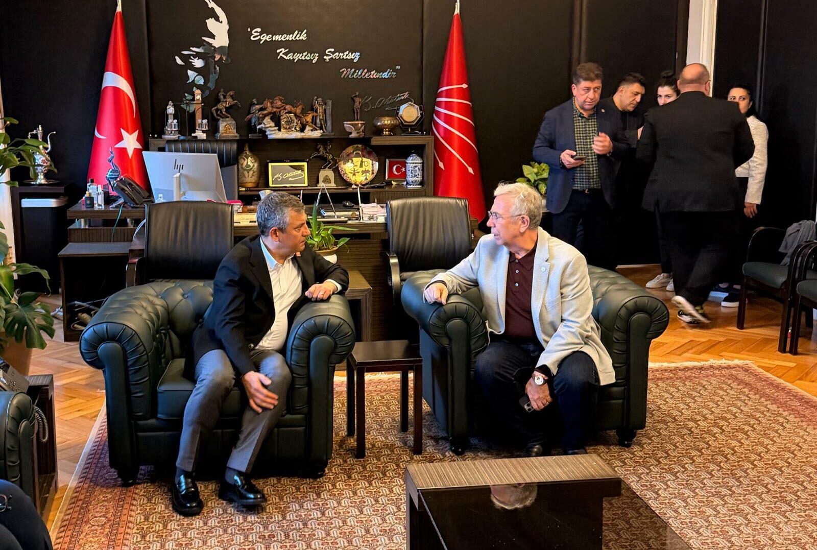 Mansur Yavaş Özgür Özel’i Meclis’te ziyaret etti