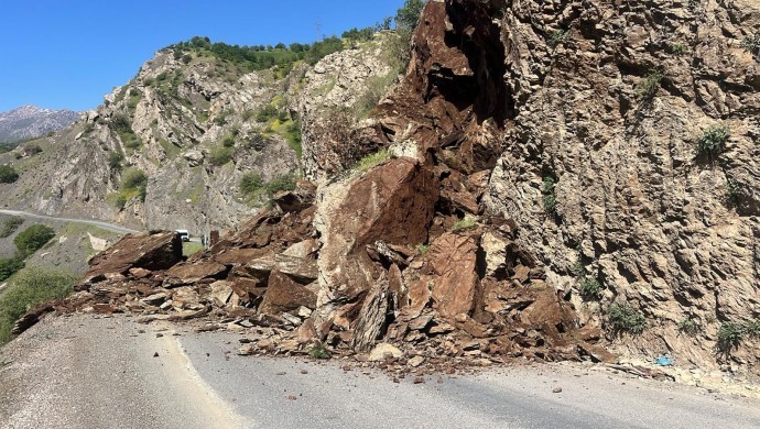 Şemdinli-Derecik karayolunda heyelan