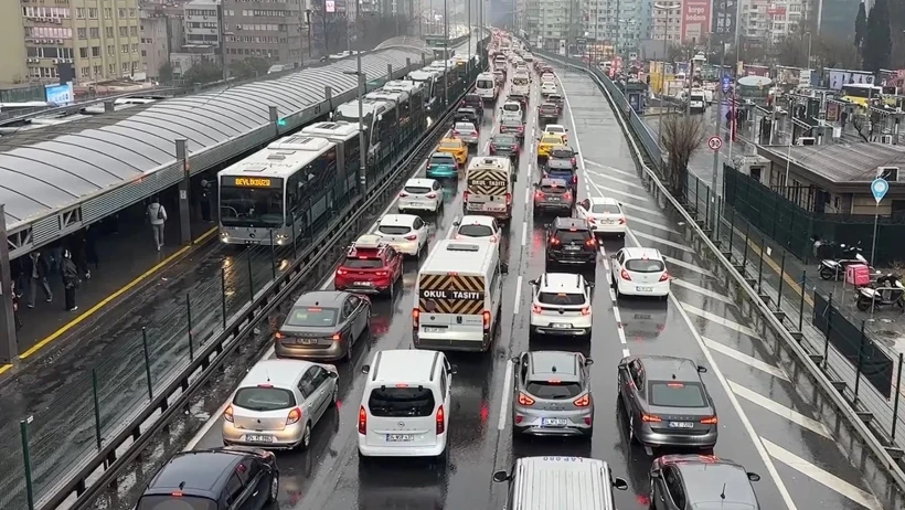 Yağmur ve iş çıkışı birleşti: İstanbul’da trafik yoğunluğu yüzde 85’e çıktı