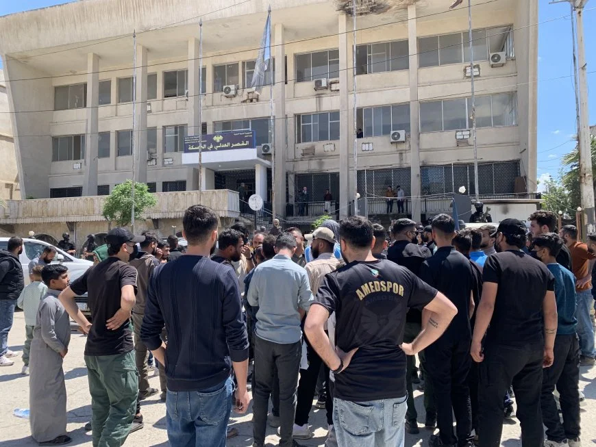 Haseke’de Kürtçe tabelanın kaldırılmasına protesto