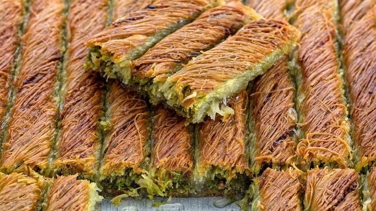 Bayram öncesi Diyarbakır tatlıları için kuyruk oluştu