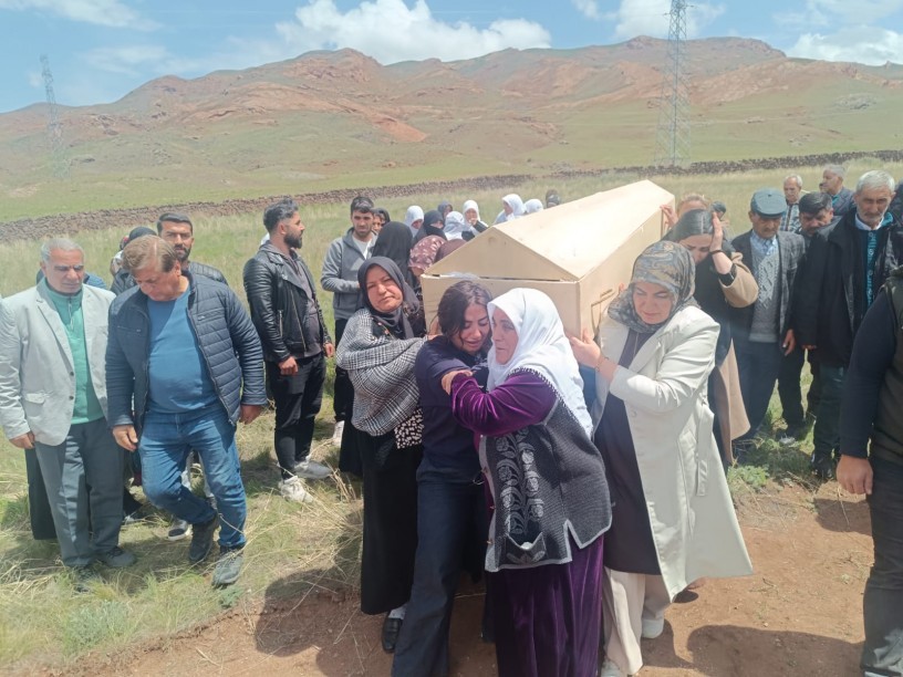 Katledilen Gülden Kömürcü’yü kadınlar defnetti