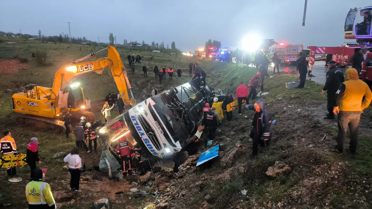 Malatya’da yolcu otobüsü devrildi: 4 kişi hayatını kaybetti, 15 kişi yaralandı