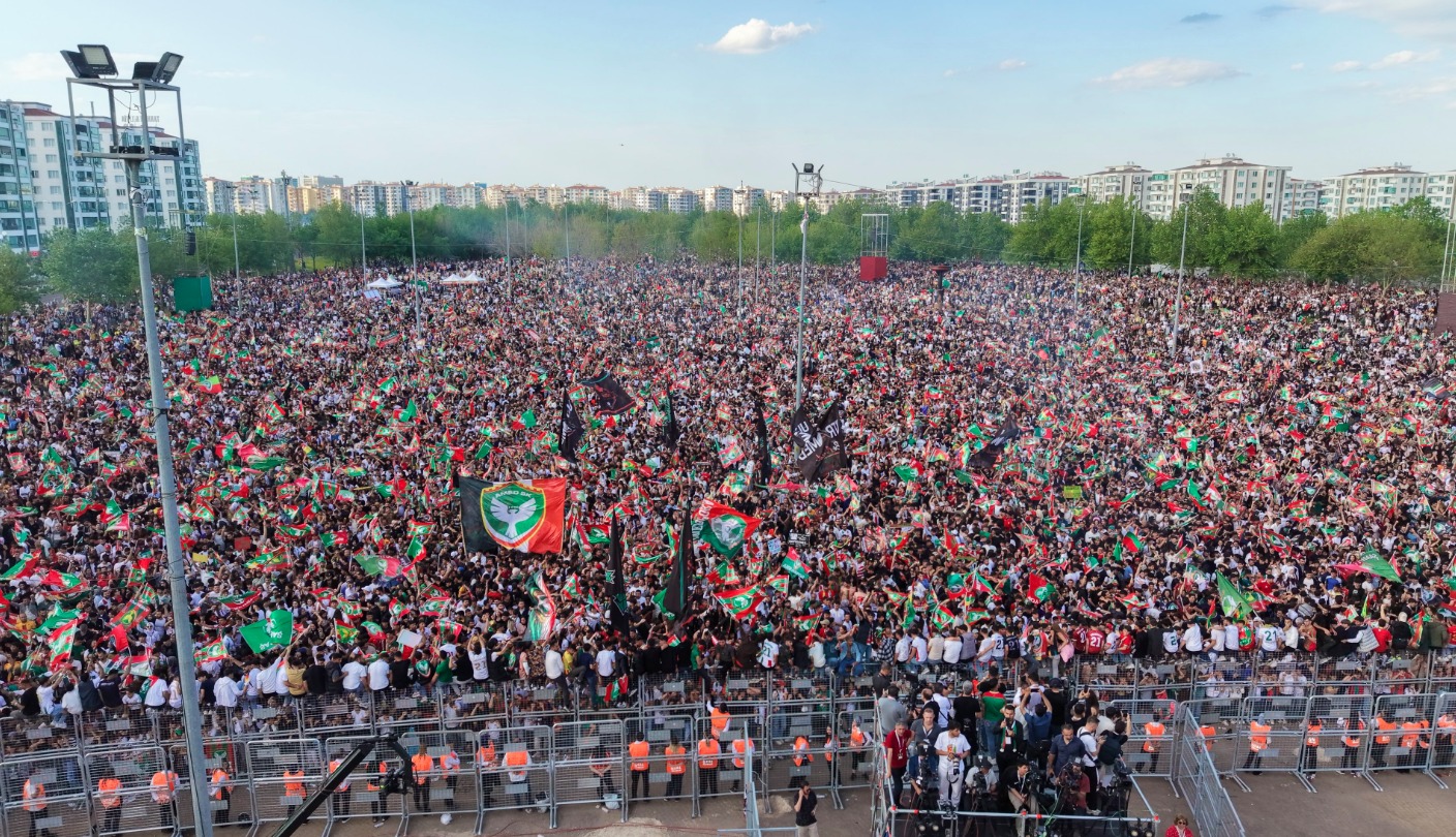 Diyarbakır’a Mayıs ayında Newroz’u getirdiler: Yüz binler Amedspor için meydanda
