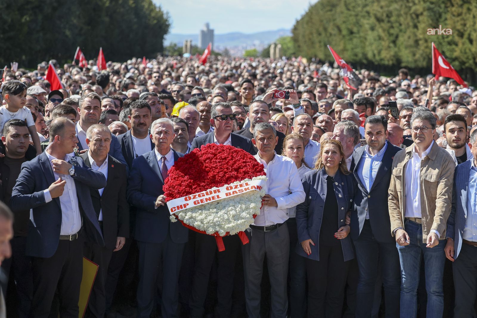 CHP’nin bayramlaşma programları dünya basınında: ‘Görevden alınan CHP lideri Ankara’da binleri topladı’