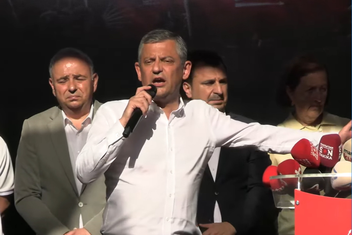 Özgür Özel Manisa’da konuştu: ‘Elimizi sıkmayanlar Saray rejimiyle anlaştı’