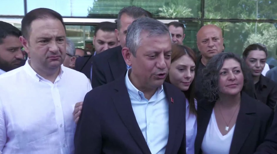 Özgür Özel İzmir’de: Kayyımların, butlanların ve diktatörlerin yalnızlıkları başka yalnızlığa benzemez