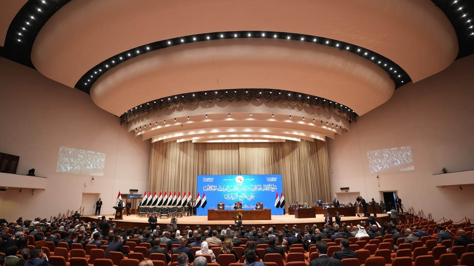 Irak’ta yeni Başbakan Zeydi ve kabinesinin 14 bakanı Meclis’te güvenoyu aldı